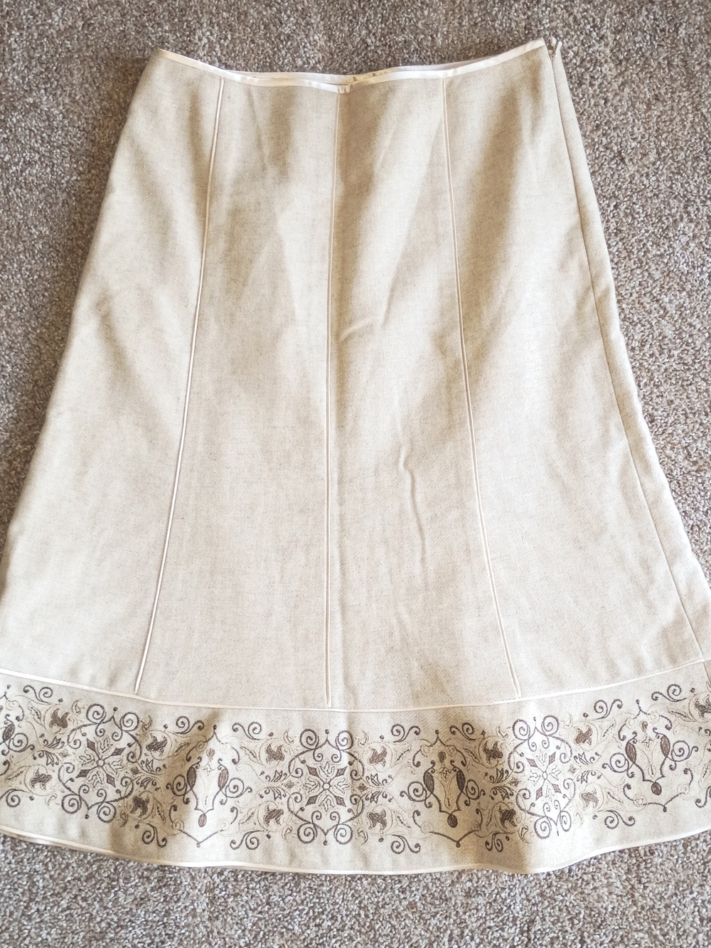 Vintage Ann Taylor embroidered flare midi skirt. Size 2